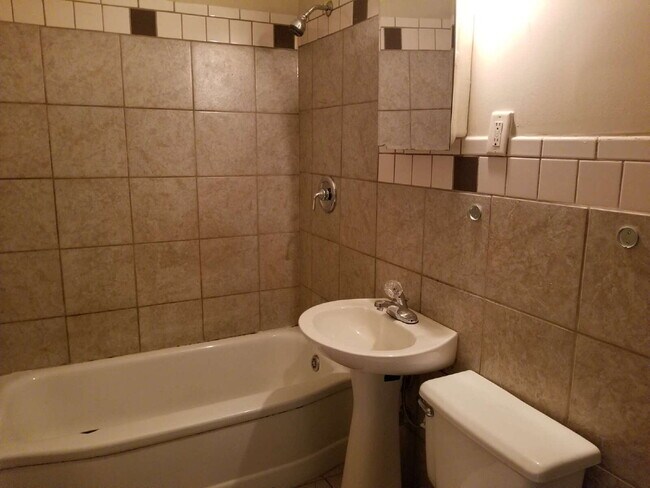 Building Photo - "Charming 2-Bedroom Gem with Cozy 744 Sq F...