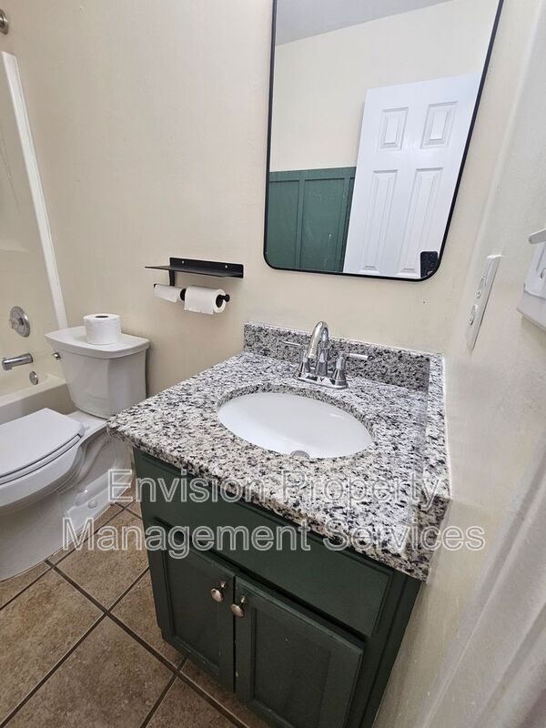 Building Photo - 479 Lakeshore Dr