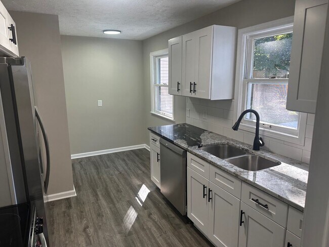 Building Photo - Stunning South Euclid 3 Bedroom