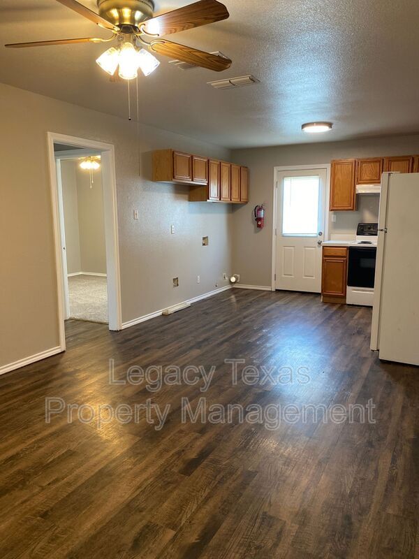 Building Photo - 701 Miracle Ln