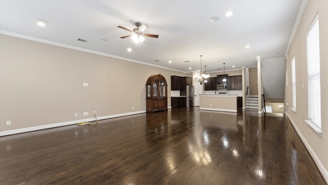 Building Photo - 922 W 20th St