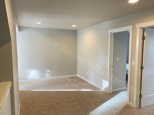 Building Photo - 3-Level Home with Garage and Primary Suite