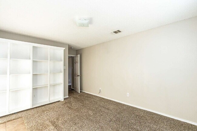 Building Photo - 3 bedroom 3 Bath House plus office