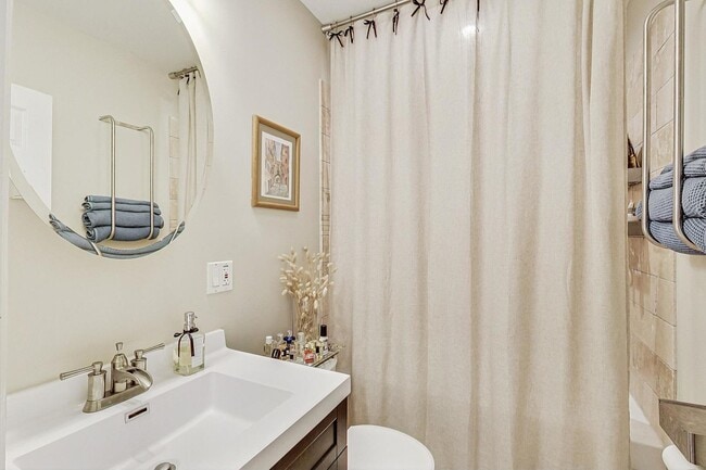 Building Photo - 6150 N Ravenswood Ave