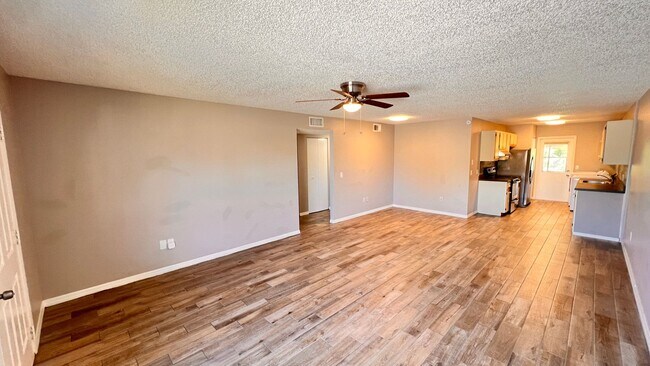 Building Photo - NEWLY RENOVATED 3 Bedroom/2 Bath Unit! Was...