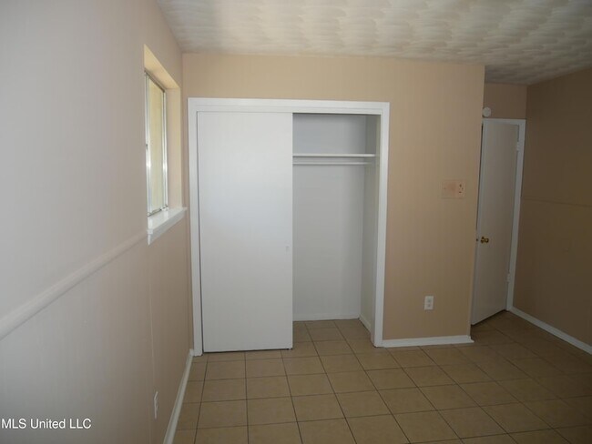 Building Photo - 1416 Vicksburg Dr