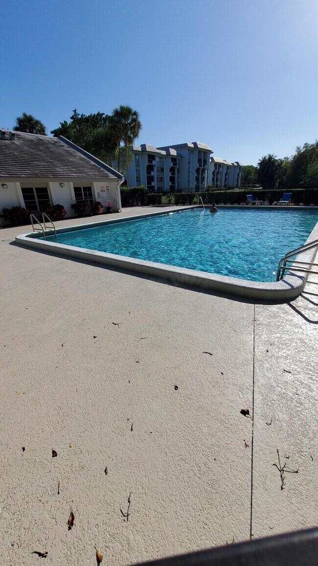 Building Photo - 721 N Pine Island Rd