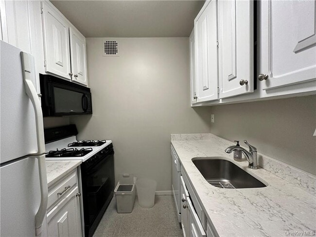 Building Photo - 2 Old Mamaroneck Rd