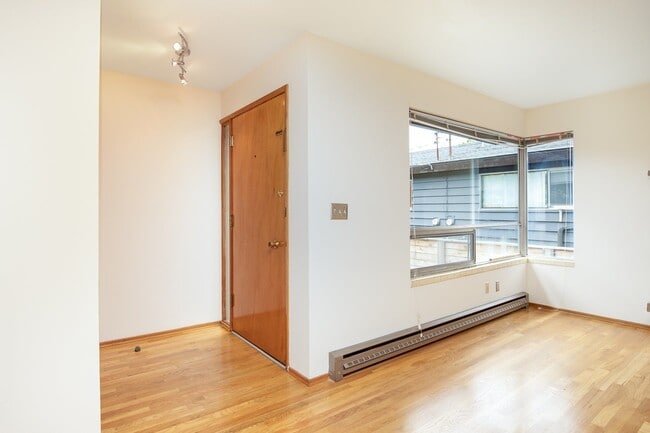 Building Photo - 3 bedroom 2 bath