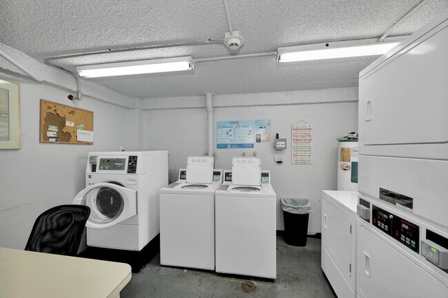 Building Photo - 118 Royal Pk Dr