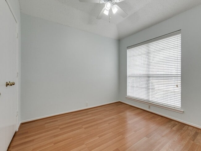 Building Photo - 4801 Holly Berry Dr