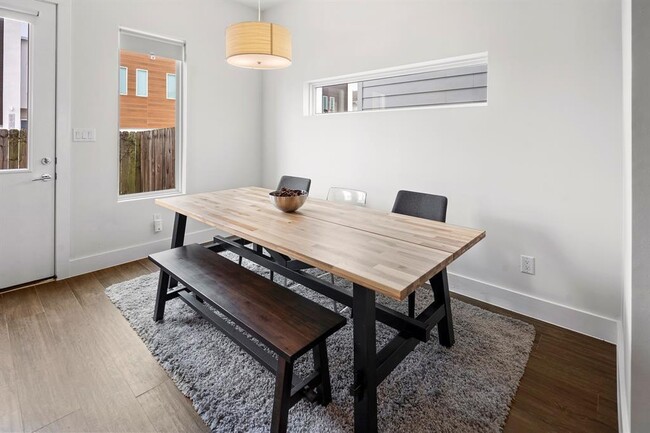 Building Photo - 5511 Paraiso Pl
