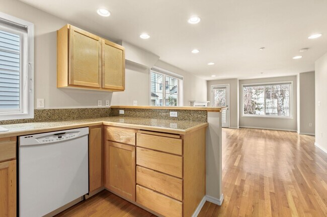 Building Photo - 2bd/1.5ba Seattle Townhouse