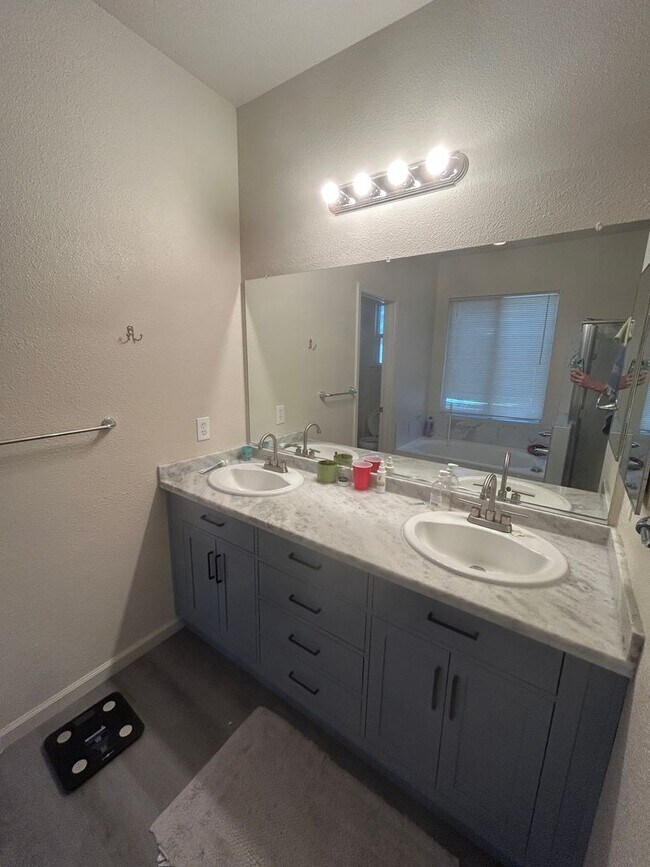 Building Photo - 4 bedrooms in Lemoore Easy Highway Access