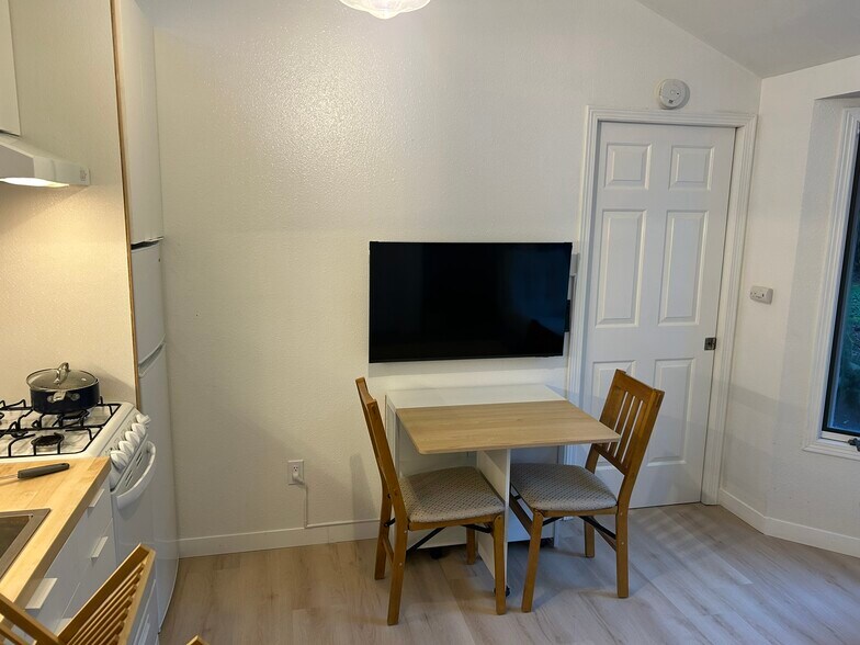 Building Photo - 3440 SW Falcon St