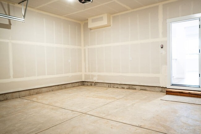 Building Photo - Stunning new construction!