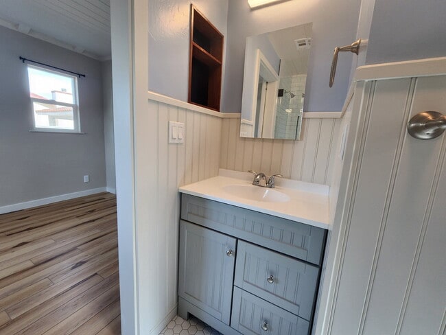 Building Photo - Cozy Craftsman style home!