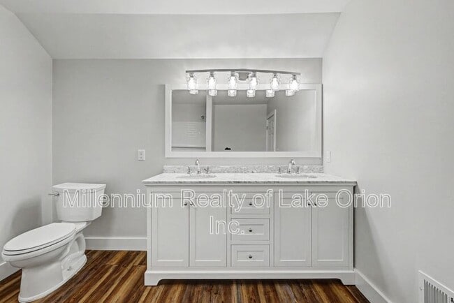 Building Photo - 52 E Iroquois Rd