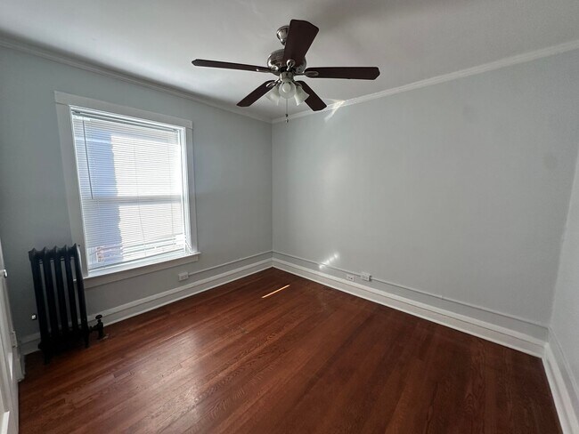 Building Photo - 1377 W Greenleaf Ave