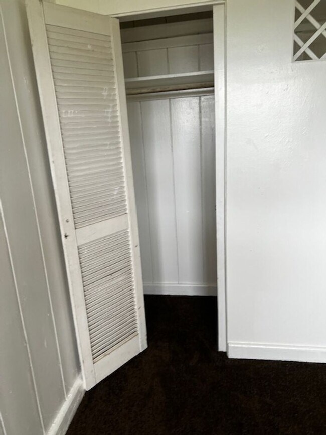 Building Photo - Partly Furnished 2 bedroom 1 bath Single Family Home