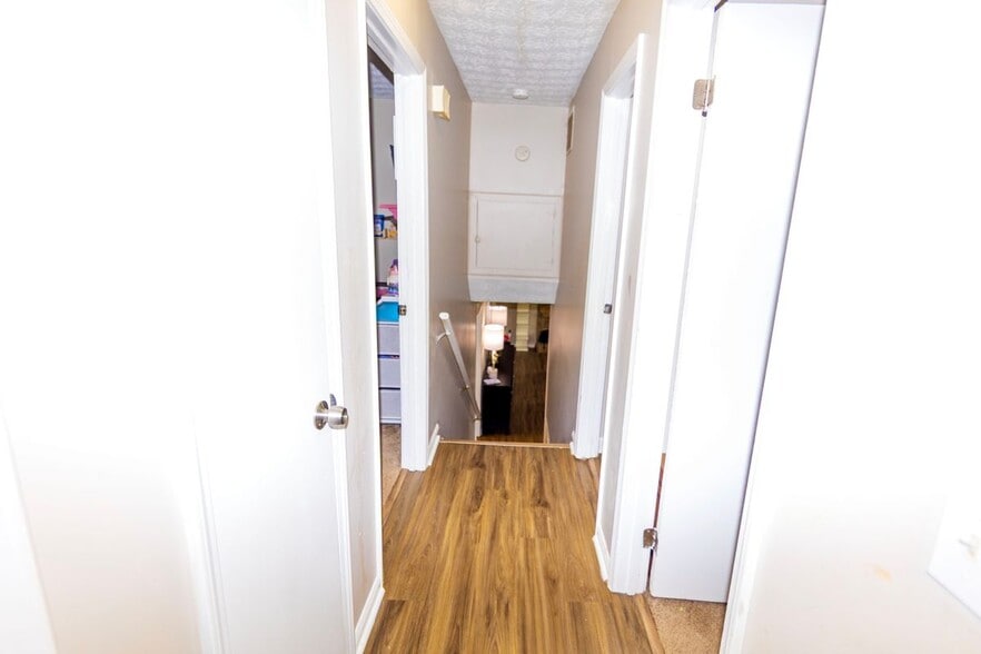 Building Photo - 917 Chartley Dr SW