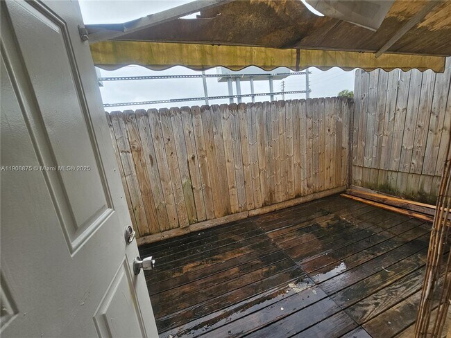 Building Photo - 704 SE 21st St