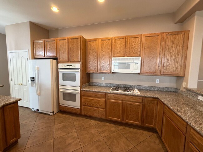 Building Photo - Spacious 4 bedroom