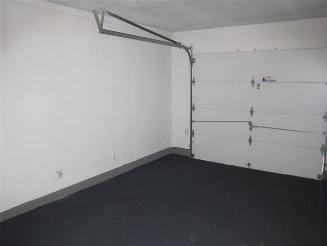 Building Photo - 2313 Rockridge Dr