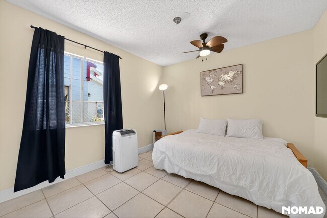 Building Photo - 3BR Modern Orlando 32824 Some Utilities Inc.