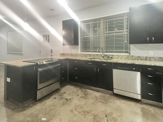 Building Photo - 803 Parkview Dr