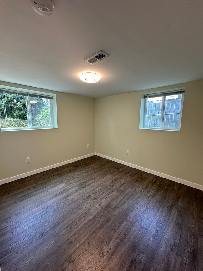 Building Photo - Available Now! 4 bed, 2 bath house in Shoreline!