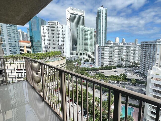 Building Photo - 1450 Brickell Bay Dr