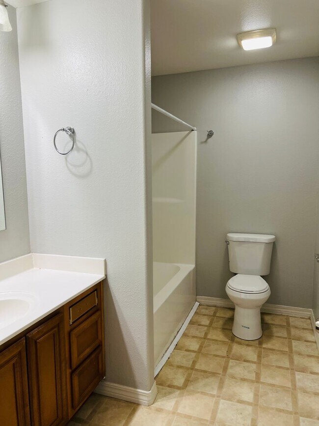 Building Photo - Charming 3-Bed, 2-Bath Home with Stylish Upgrades