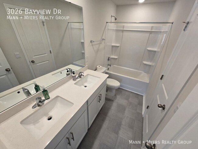Building Photo - 3026 Bayview Dr