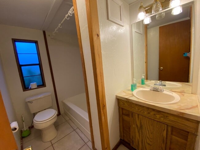 Building Photo - 3 Bedroom, 2 Bath home just outside of Liv...