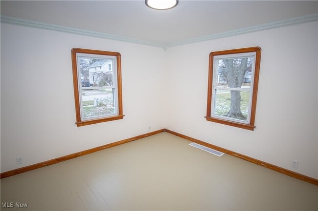 Building Photo - 483 Bank St