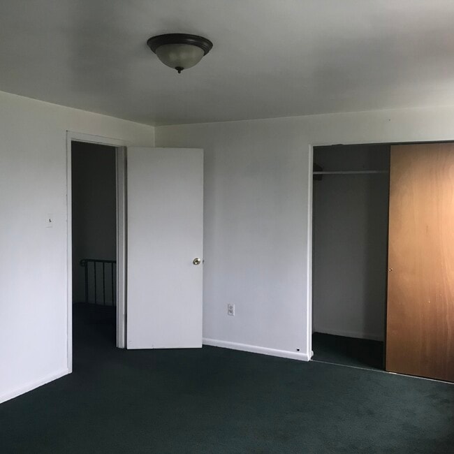 Large bedroom - 1443 Maple Dr