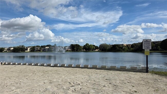 Building Photo - 9375 Fontainebleau Blvd