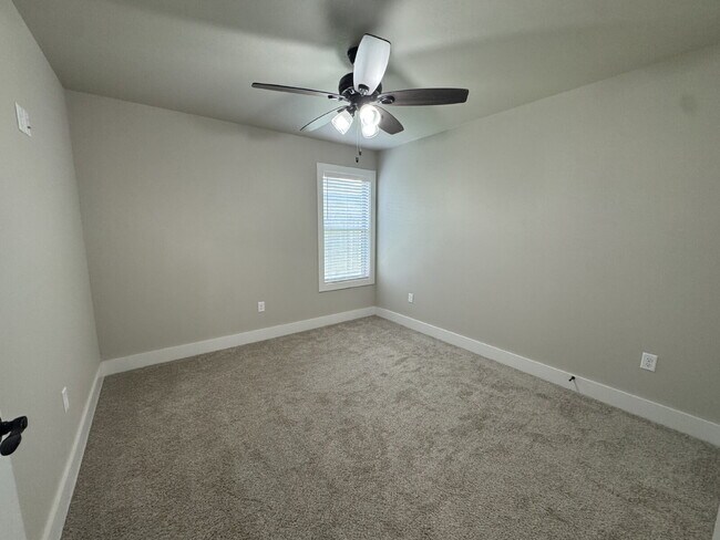 Building Photo - Charming 4-Bedroom Haven with 2 Full Baths...
