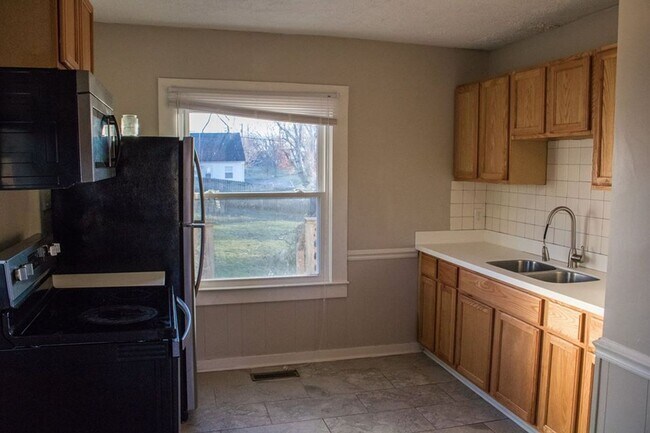 Building Photo - AVAILABLE NOW. $1300 PER MONTH. NEW STAINLESS STEEL APPLIANCES and UPDATES!!