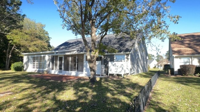 Building Photo - LIVE THE GOOD LIFE at this wonderful ranch...