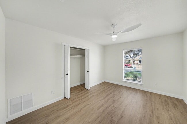 Building Photo - 3204 Lynbrook Dr