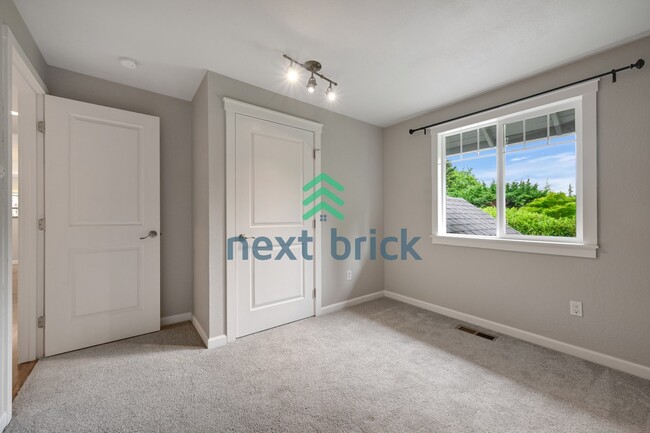 Building Photo - Move-In Ready 4 Bedroom Home in Prime Bellevue Location