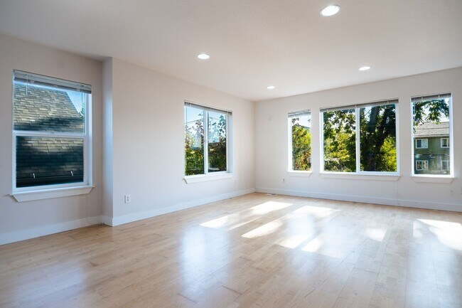 Building Photo - STILL AVAILABLE! Special: Only $500 Securi...
