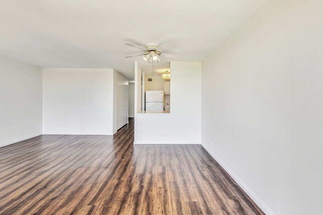 Building Photo - 4343 N Clarendon Ave