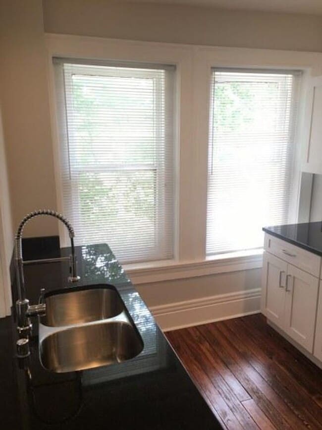 Building Photo - 1131