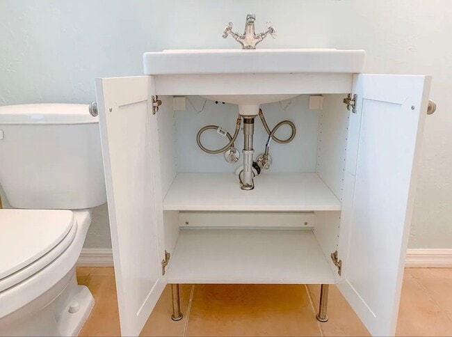 Building Photo - Hottest location, unit available near best beaches and downtown