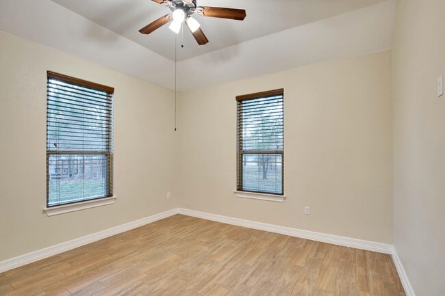 Building Photo - 118 N Buckhorn Dr