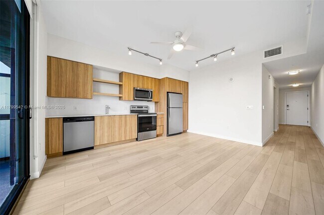 Building Photo - 555 NE 8th St