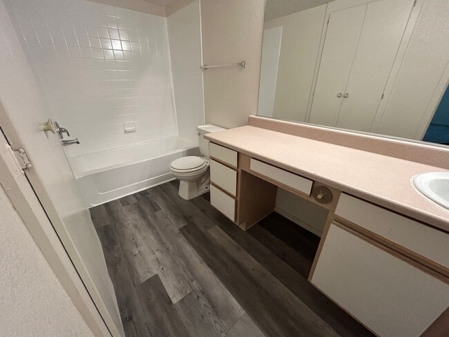 Building Photo - COMFORTABLE TOP FLOOR 1 BEDROOM LOCATED IN...